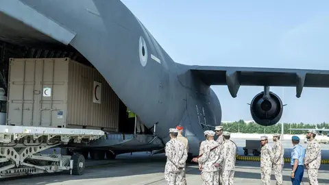 Carga de material para el hospital de campaña emiratí en Gaza. (WAM)