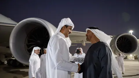 El emir de Qatar es recibido en Abu Dhabi por el presidente de Emiratos. (Twitter)