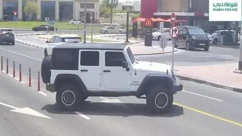 La Policía de Dubai publicó esta imagen de un giro ilegal.