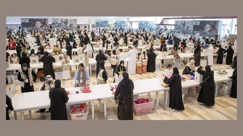 Voluntarios en Abu Dhabi preparan la ayuda a Gaza. (WAM)