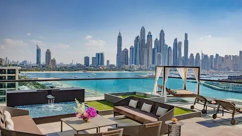 Vistas de Dubai Marina desde un resort en La Palmera. (Booking)