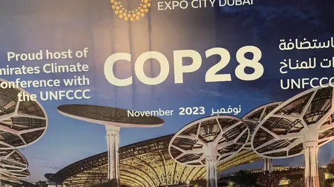 Cartel anunciador de la Cop28 en Expo City Dubai. (EL CORREO)