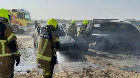 Una imagen suministrada por la Policía de Dubai de un incendio de coches.