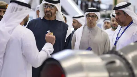 El presidente de EAU durante su recorrido por Dubai Airshow 2023. (Twitter)