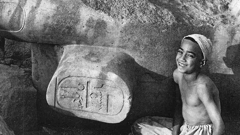 Uno de los bloques de Amenhotep III esparcido en el suelo, en una imagen captada a principios del siglo XX