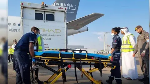 Una camilla espera la llegada de los menores palestinos para ser atendidos en hospitales de EAU. (Twitter)