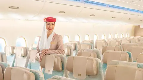 Una tripulante de cabina en un avión de la aerolínea de Dubai. (Emirates)