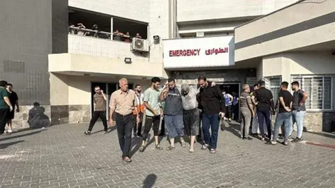 Evacuación del hospital de Al-Shifa en Gaza. (Twitter)