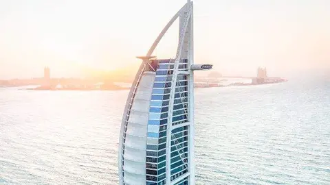 El hotel Burj Al Arab en la costa de Dubai. (Twitter)