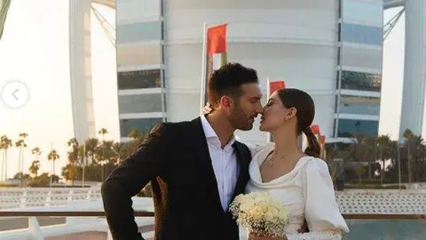 El conocido como príncipe Karim junto a su esposa en el Burj Al Arab. (Instagram)
