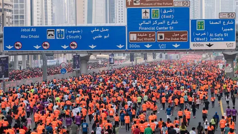 Sheikh Zayed Road fue la pista para la carrera de atletismo. (Dubai Media Office)