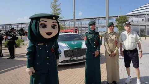 Miembros de la Policía de Dubai reciben a un turista. (Twitter)