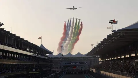 El vuelo de Etihad sobre el circuito de Yas Marina. (WAM)