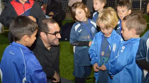 El embajador emiratí felicita a los participantes en el partido de fútbol por el Día Internacional del Niño. (Cedida)