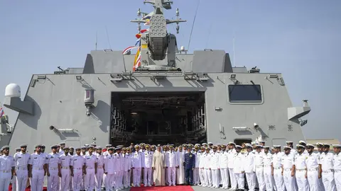 Autoridades en la nueva corbeta de EAU. (WAM)