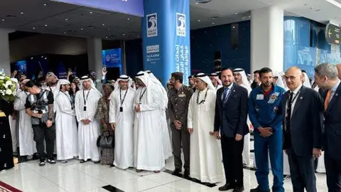 El representante diplomático de Venezuela (centro de la imagen) en el Congreso Global de Medios en Abu Dhabi. (Cedida)