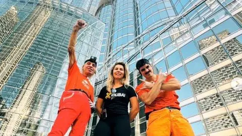 El Spiderman francés junto Alexis Landot tras escalar el Burj Khalifa. (Instagram)