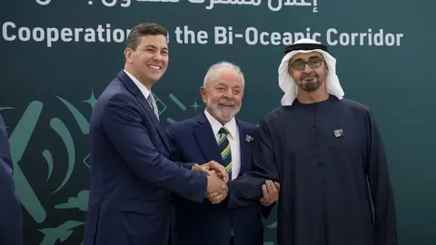 De izquierda a derecha, los presidentes de EAU, Brasil y Paraguay en la Cop28 de Dubai. (WAM)