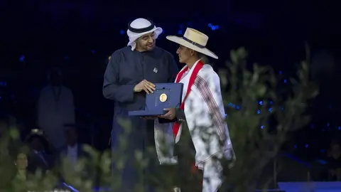 El presidente de EAU entrega el premio al representante del colegio de Perú. (WAM)