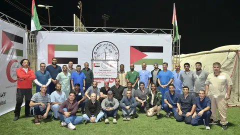 Profesionales del hospital de campaña de EAU en Gaza. (WAM)