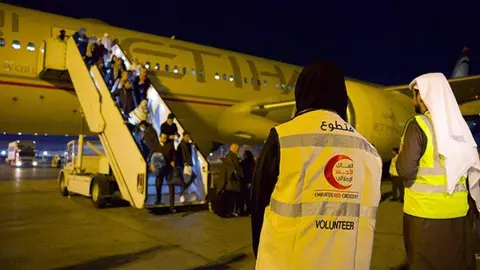 Los menores palestinos aterrizan en Abu Dhabi. (WAM)