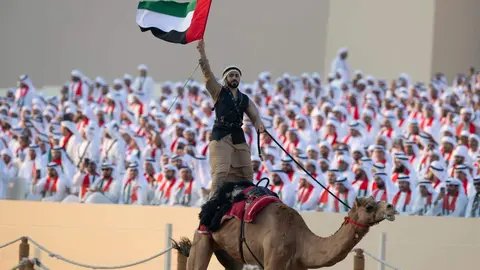 La bandera de Emiratos ondea durante la celebración. (Twitter)