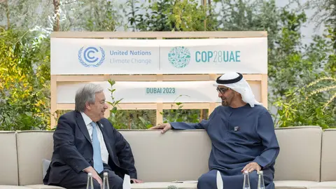 El presidente de EAU junto al secretario general de la ONU en Dubai. (WAM)