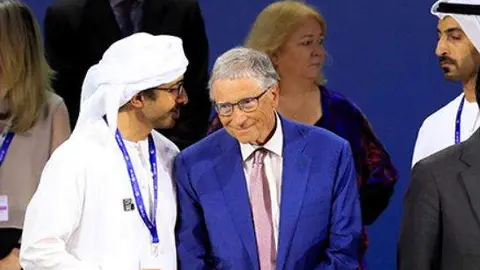 El ministro de Exteriores de EAU conversa con Bill Gates durante el foro. (Fuente externa)