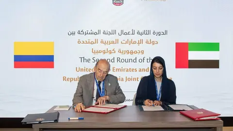 Los ministros de EAU y Colombia durante la firma del acuerdo. (WAM)