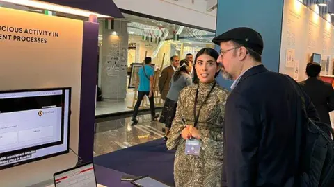 Mara Fortuny, la alumna de la Universidad San Francisco, presentando el programa Kapak en Dubai. (USFQ)