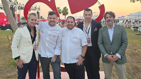De izquierda a derecha, Fernando de Leon, Rubén Guerrero, Thinus van der Westhuizen, Jaime Castañeda y Pedro de León, tras conocer en Abu Dhabi la renovación de la Estrella Michelin por 99 Sushi Bar. (Cedida)