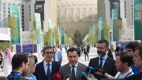En el centro de la imagen el presidente de Andalucía en Expo City Dubai. (Twitter)