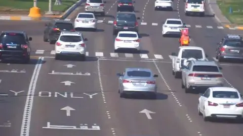 Una captura de pantalla de una carretera en Abu Dhabi difundidas por la policía.