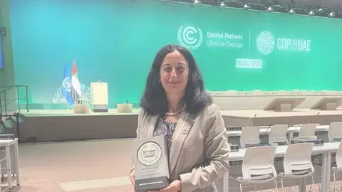 La profesora española Mercedes Maroto con su galardón en Dubai. (Fuente externa)