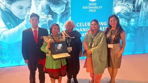 Estudiantes y representantes del centro educativo peruano con el premio conseguido en 2023. (EL CORREO)