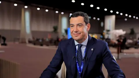 Juanma Moreno en las instalaciones de la Cop28 en Dubai. (WAM)