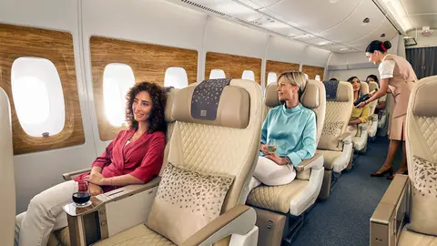 Cabina de un avión de la aerolínea Emirates. (Twitter)