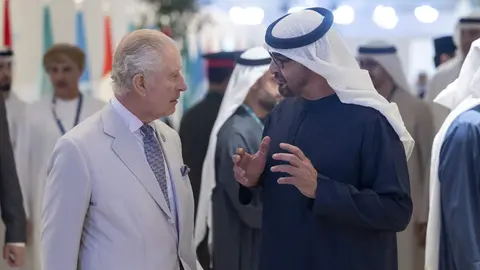 El jeque Mohamed bin Zayed Al Nahyan y el rey Carlos III de Inglaterra. (WAM)