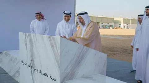 El gobernante de Sharjah y otros funcionarios durante la ceremonia de colocación de la primera piedra en Al Hamriyah. (WAM)