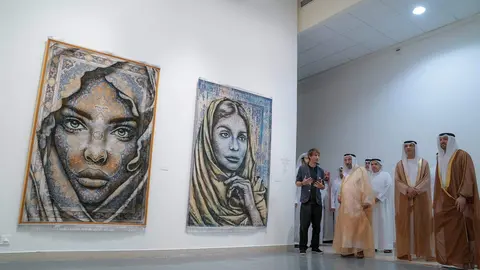 El gobernante de Sharjah junto a uno de los artistas participante en el Festival. (Fuente externa)