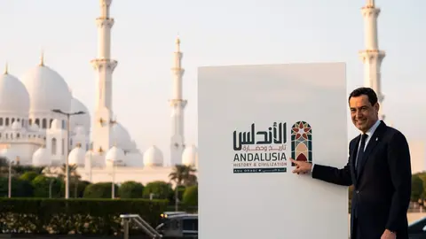 Moreno ante la Gran Mezquita de Abu Dhabi, sede de la exposición 'Andalucía: Historia y Civilización. (Twitter)
