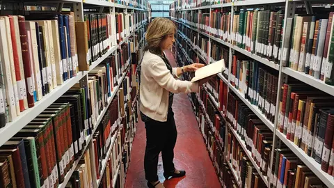 Luisa Mora, en la Biblioteca Islámica