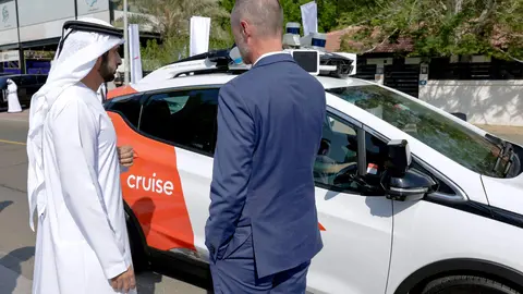 El jeque Hamdan antes de subirse al taxi autónomo. (RTA)