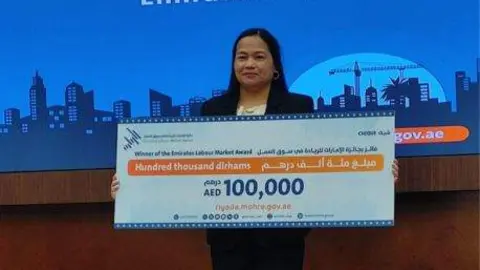 Lacierda con su premio. (Fuente externa)