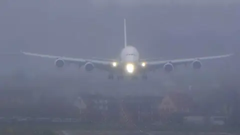 El A380 de Emirates se aproxima a la pista del aeropuerto de Zúrich procedente de Dubai. (Pedro Medeiros)