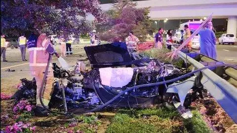 Estado del vehículo tras el accidente. (Dubai Police)