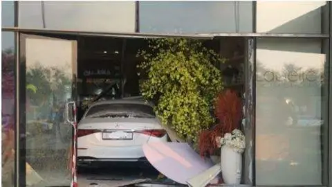 El coche dentro de la tienda. (Dubai Police)