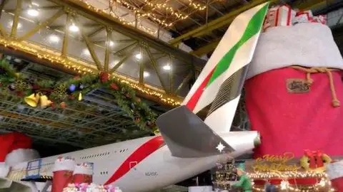 Los regalos del mundo viajan en un A380 de Emirates. (Twitter)