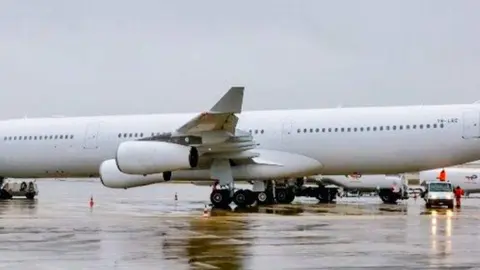 El avión confiscado en la pista. (Twitter)