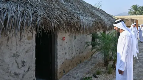 El jeque Hamdan ante una vivienda patrimonial en Hatta. (WAM)